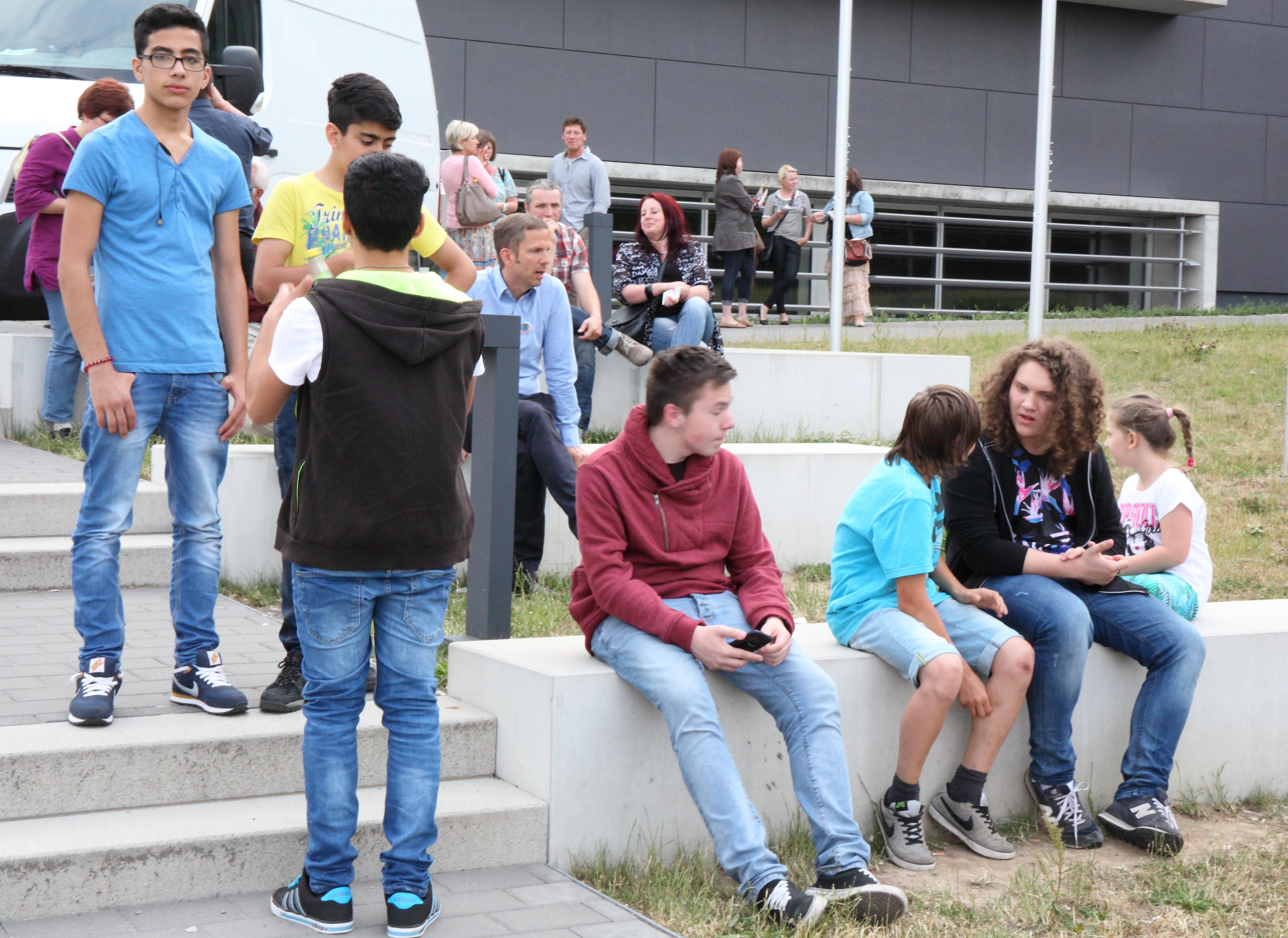 Übergangsklasse Rückertschule geniesst das schöne Wetter!